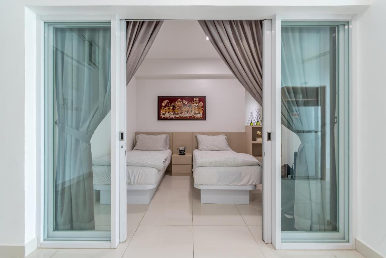 Maritime Penthouse Suite By The Sea George Town Exteriér fotografie